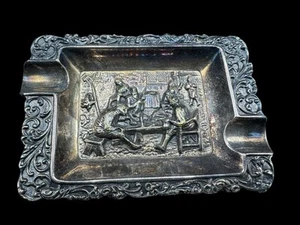 Pressdose Metall Aschenbecher Volkskunst Kolonial Taverne Szene 3" x 4" Silber - Bild 1 von 9