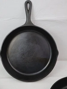 Lodge 10.5  Inch Cast Iron Skillet 8 SK Made in USA Seasoned - Picture 1 of 7