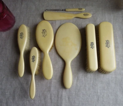 ENSEMBLE DE TOILETTE, BROSSES, MIROIR, CHAUSSE PIED, TIRE LACET VERS 1900 DUPONT - Photo 1/4