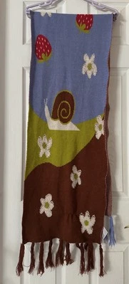 URBAN OUTFITTERS Bufanda Tejida Escena en Marrón Caracol Floral Fresas Nueva Sin Etiquetas Foto 1 de 3