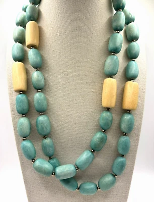 Collar de dos hilos tono turquesa claro y madera natural con cuentas de plata en capas Foto 1 de 4