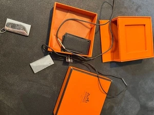 Collar de Plata HERMES 1+1=1 Colgante Cuadrado Dije Con Cubierta de Cuero Negro - Imagen 1 de 2