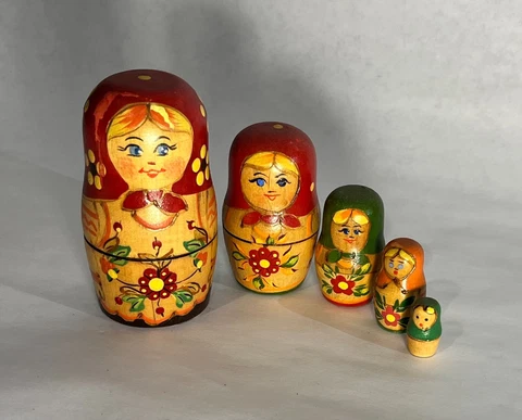Vintage Russian Nesting Dolls Hand-painted excellent condition Cover