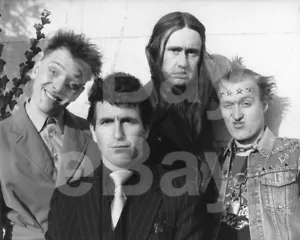The Young Ones (TV) Ade Edmonson Chris Ryan Nigel Planer Rik Mayall 10x8 Photo - Bild 1 von 1