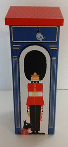 Contenedor de lata de galletas de pan corto Marks & Spencer Palace Guard - Imagen 1 de 6