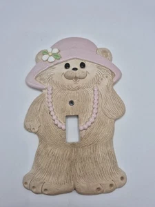 Oso de peluche vintage rosa sombrero interruptor de luz placa cerámica libro de cuentos decoración - Imagen 1 de 3
