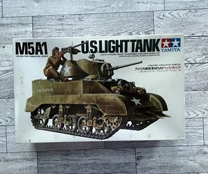 Tamiya - WW2 US Military M5A1 US Light Tank Model - 1/35 - Kit 35097 - Foto 1 di 3