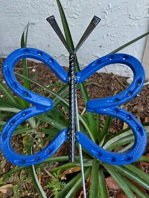 Mariposa de herradura azul, arte de jardín de herradura, estaca de jardín, arte de patio Foto 1 de 4