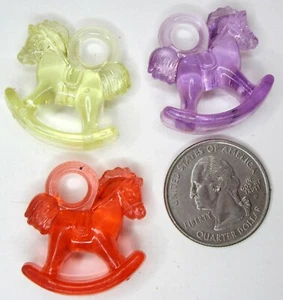 Juego de 3 dijes de caballo mecedor de plástico en miniatura rojo amarillo púrpura 1" de alto - Imagen 1 de 2