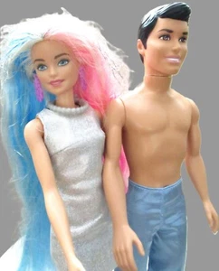 Ken 1968, pantaloni/scarpe, Barbie 2013/2015, capelli rosa/blu, occhi azzurri, vestito, scarpe - Foto 1 di 17