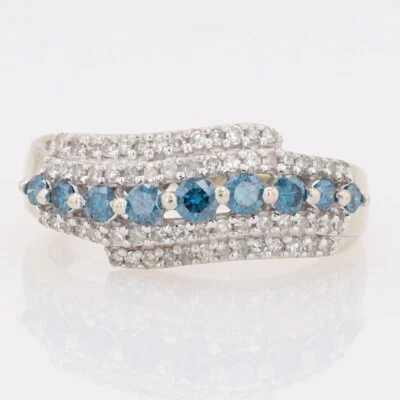 Anillo llamativo de oro blanco de 14 k con puntas de diamantes azules de corte redondo de 0,77 quilates talla 9,25 Foto 1 de 4