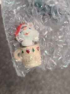 Adorno en miniatura 1989 Hallmark Keepsake Collector's Club Sentado púrpura nuevo en caja - Imagen 1 de 3