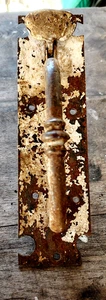 M ANTIGUA MANIJA DE PUERTA DE PESTILLO DE PULGAR DE HIERRO GRANERO/CASA DE CAMPO - Imagen 1 de 3