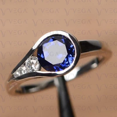 Anillo de mujer con bisel de diamantes y zafiro natural de corte redondo de 3,20 quilates enchapado en platino 950PT Foto 1 de 4