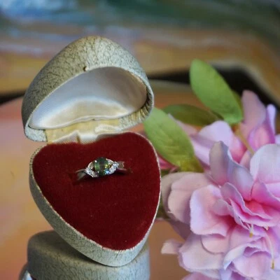 Vintage 9kt gold ring with peridot & diamonds, August peridot gold ring - Image 1 of 4