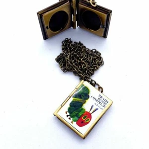 Handgefertigt DIE SEHR HUNGRIGE RAUPE Buch Medaillon HALSKETTE Foto KLASSISCHE GESCHICHTE - Bild 1 von 1