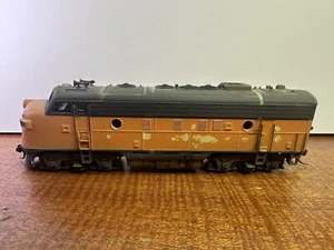 HO Scale Weathered F7 Powered Locomotive - Runs Smooth - Directional Lighting - Picture 1 of 8