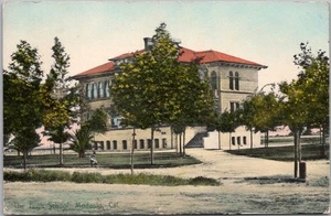 Postal 1908 MODESTO, California COLOREADA A MANO "LA ESCUELA SECUNDARIA" Street View - Imagen 1 de 2