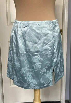 Minifalda Francesca’s Azul Lluvia Talla Mediana Satén Floral Repujada Verde Menta Foto 1 de 4