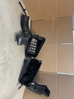 1995 Toyota Tercel caixa de limpador de ar Assy 17701-11570 - Imagem 1 de 4