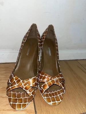 Salto agulha Enzo Angiolini ampliação couro girafa estampa biqueira aberta tamanho 8M - Imagem 1 de 4