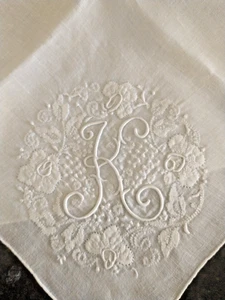 Pañuelo vintage bordado a mano Madeira monograma "K" aplique boda novia - Imagen 1 de 4