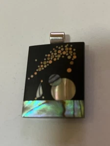 Pretty black medallion/pendant measuring 1 1/4" x 7/8" - Picture 1 of 4