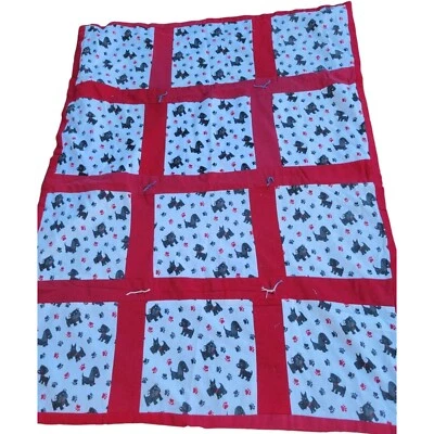 Manta acolchada para bebé hecha a mano con estampado de cachorros y patas sesgada roja y blanca Foto 1 de 4