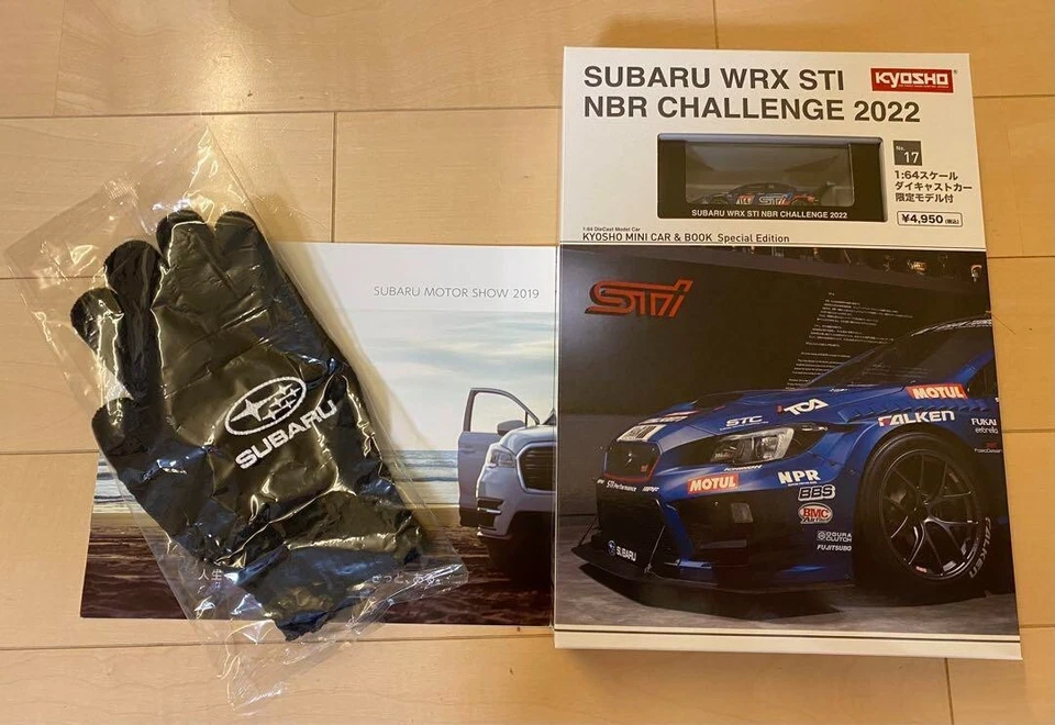 Mini libro de coche Kyosho Subaru WRX STI NBR Challenge 2022 guantes 1/64 y libro 2019 Foto 1 de 4