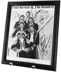 Gerahmtes Schwarzweiß 8" x 10" Bild von Paul Revere and the Raiders. Autogramm - Bild 1 von 1