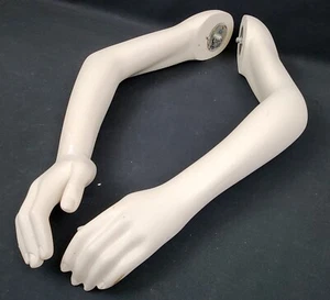 PAIR OF FEMALE MANNEQUIN LEFT/RIGHT ARM & HAND W/ MAGNETIC SHOULDER PLATE - Picture 1 of 13