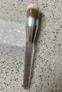 Authentic Clinique Foundation Buff Brush Original Case - Picture 1 of 7
