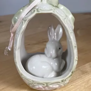 Conejo de Pascua de porcelana en adorno de cesta de huevos - Imagen 1 de 7