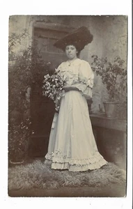 Tarjeta postal de colección dama RPPC con sombrero de fantasía - Cardiff, área de Chipping Norton - Imagen 1 de 2