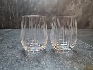 Paar Vintage Becher aus geschliffenem Glas - geätztes Blattmuster - 3" Schnapsgläser  - Bild 1 von 7
