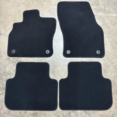 Juego de 4 alfombrillas negras con rosca gris LHD para Audi Q3 2019-2025 OEM Foto 1 de 4