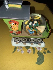 Disney's Topolino's Un Incantato Natale Snowglobe Pluto Caboose si illumina - Foto 1 di 6