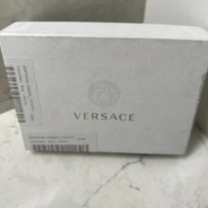 Versace Llavero de Almacenamiento de Cartón Blanco Caja Vacía - L 5.7" x W 4.2" x H 1.5" - Imagen 1 de 12