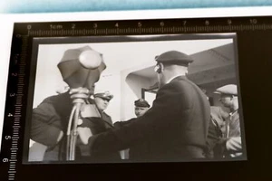 altes Negativ - Matrosen auf Schiff ?  Mikrofon ???  30-40er Jahre - Picture 1 of 3
