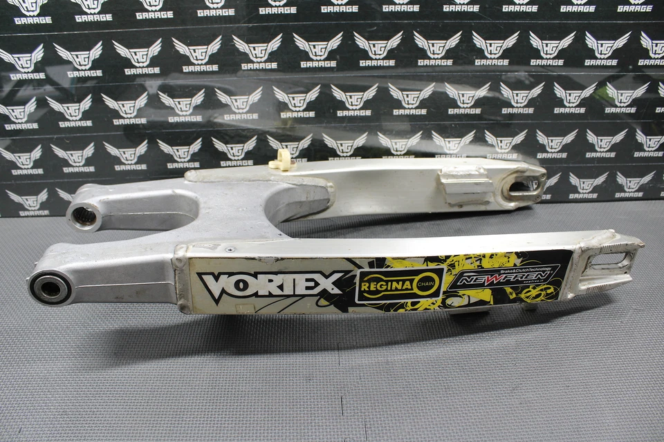 Suzuki RM125 RM250 1999 OEM basculante brazo oscilante suspensión trasera 61000-37E10 Foto 1 de 4