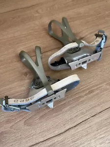 Retro Bicycle Parts - NOS SHIMANO PD-A550 ROAD PEDALS + TOE CLIPS AND STRAPS - Picture 1 of 7