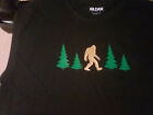 ¡Camiseta Bigfoot and Trees! ¡Diseño simple que se ve muy bien!