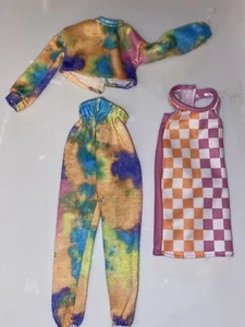 Barbie Fashion 2er Pack Kleidung Tye Dye Jogginghose Sweatshirt Kariert Kleid Schuhe - Bild 1 von 6