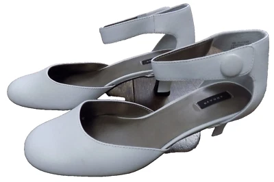 Array Feminino Charlie Tira de Tornozelo Branca Sólida Couro Bombas Salto Baixo 2" Excelente Estado Usado Tamanho 9 - Imagem 1 de 4