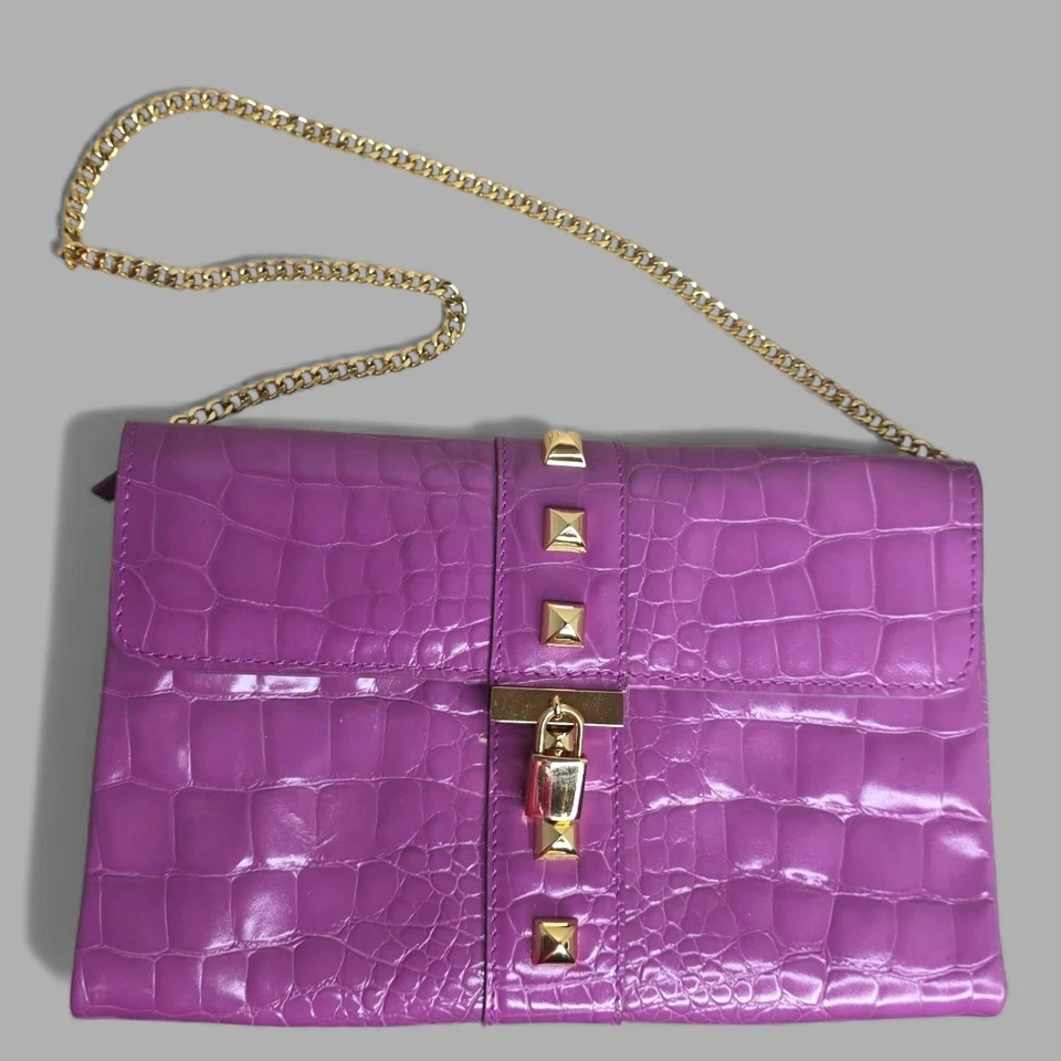 Cartera sin asas Carlisle imitación cocodrilo púrpura con correa de cadena dorada e interior fucsia usada en excelente estado Foto 1 de 4