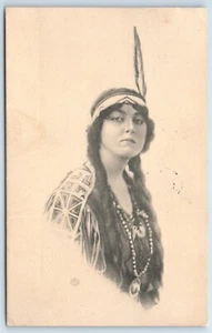 Princesa nativa americana con tocado de plumas dibujo en blanco y negro c1912 postal - Imagen 1 de 2