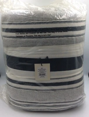 Edredón a rayas texturizadas Hearth & Hand With Magnolia tamaño king gris oscuro/crema Foto 1 de 4