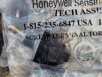 Single Pole 10A  SPDT Momentary Micro Switch NT Series Honeywell 1NT1-8 - Image 1 of 3
