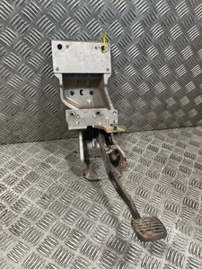 Isuzu Rodeo Denver 3.0 2.5  2004-08 Brake Pedal GENUINE  8973271581 - Picture 1 of 9