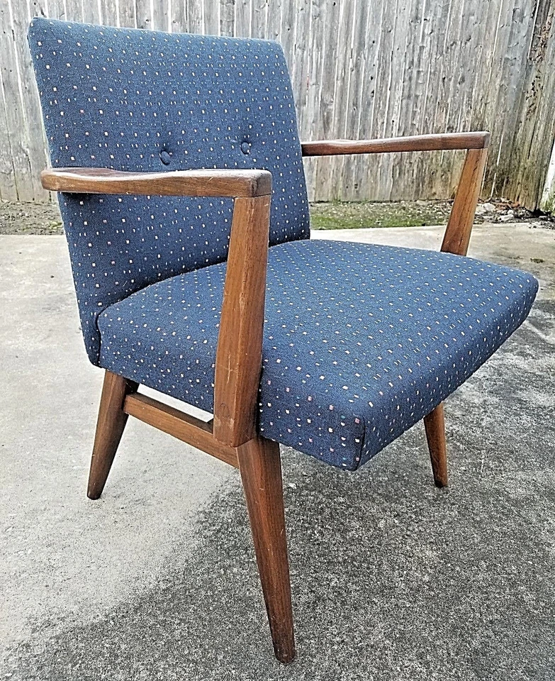 Sillón de madera moderno vintage de mediados de siglo con patrón de cubo atómico de tela azul Foto 1 de 4